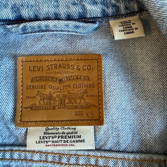 Levi's Cropped Barrel Blue Jean Jacket. - Picture 10 of 14